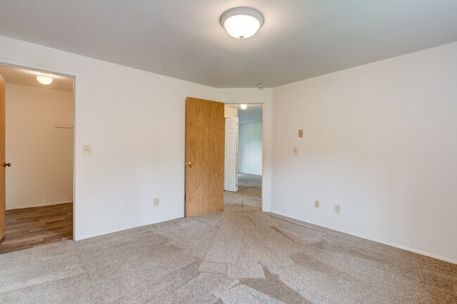 Building Photo - Comfortable 2-Bedroom Apartment