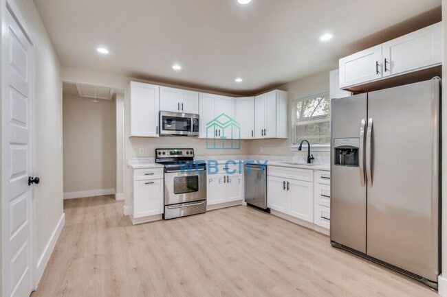 Building Photo - 2546 Kathleen Ave