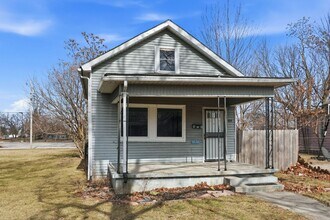 Building Photo - COMING SOON! Stylish 2BR with Modern Upgrades