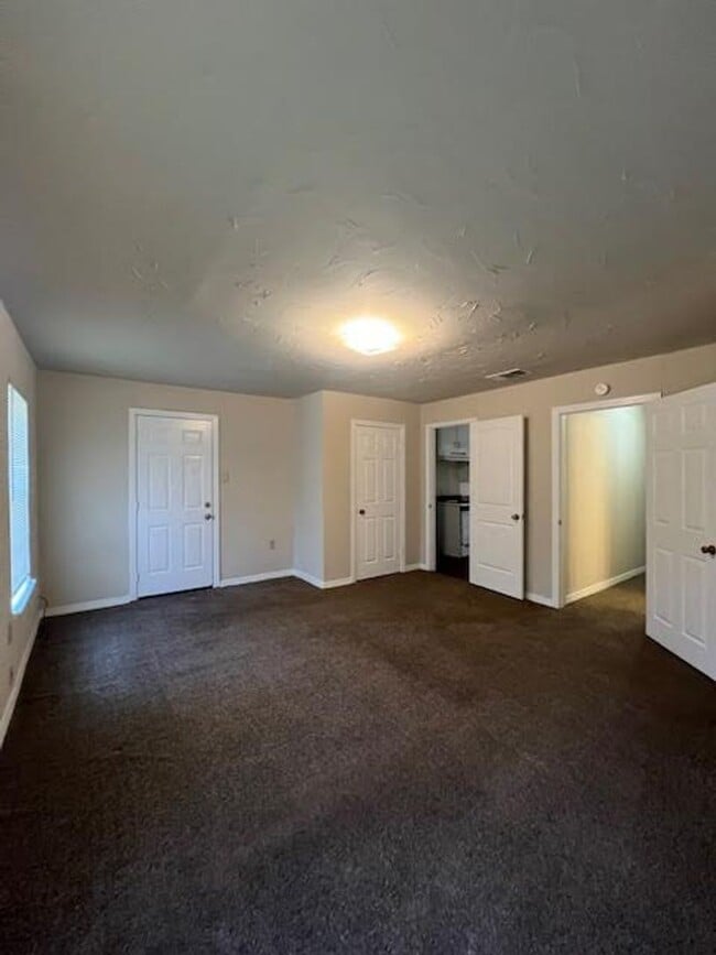 Building Photo - 1906 Bosque Blvd