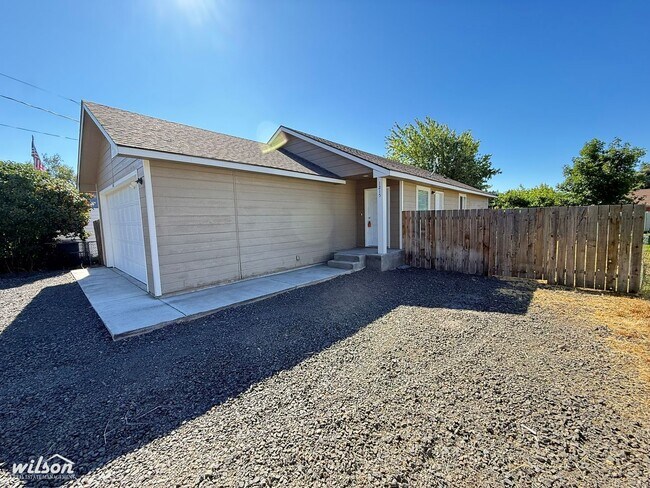Building Photo - Beautiful 3 Bedroom Home in Tieton with Fully Fenced Backyard