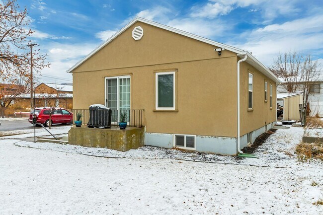 Building Photo - 718 N 100 W St