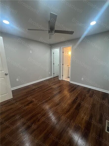 Building Photo - 1860 Broadwell St SW