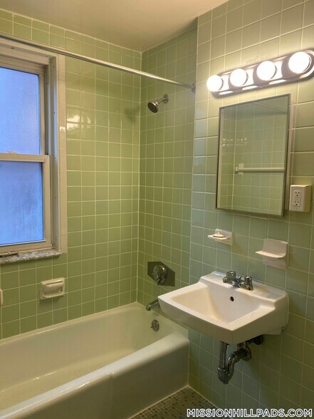 Primary Photo - 62 S Huntington Ave