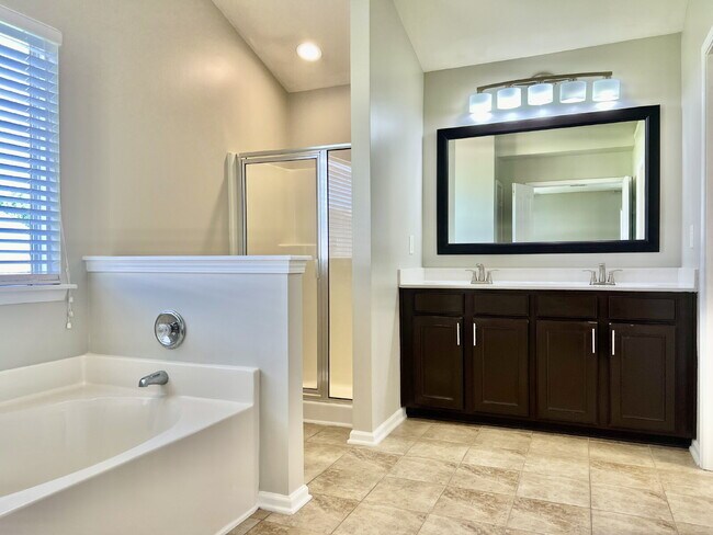 Building Photo - SPACIOUS 3 BEDROOMS!