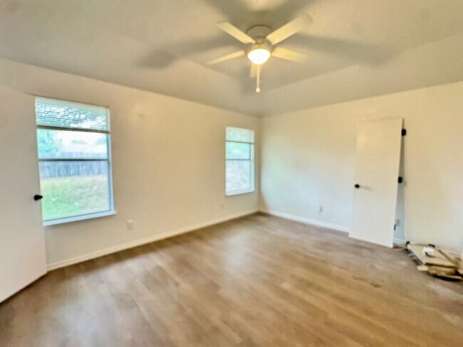 Building Photo - 223 W 6th St