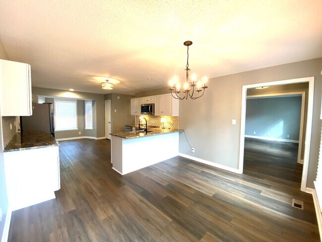 Building Photo - 1103 Rosebrook Dr