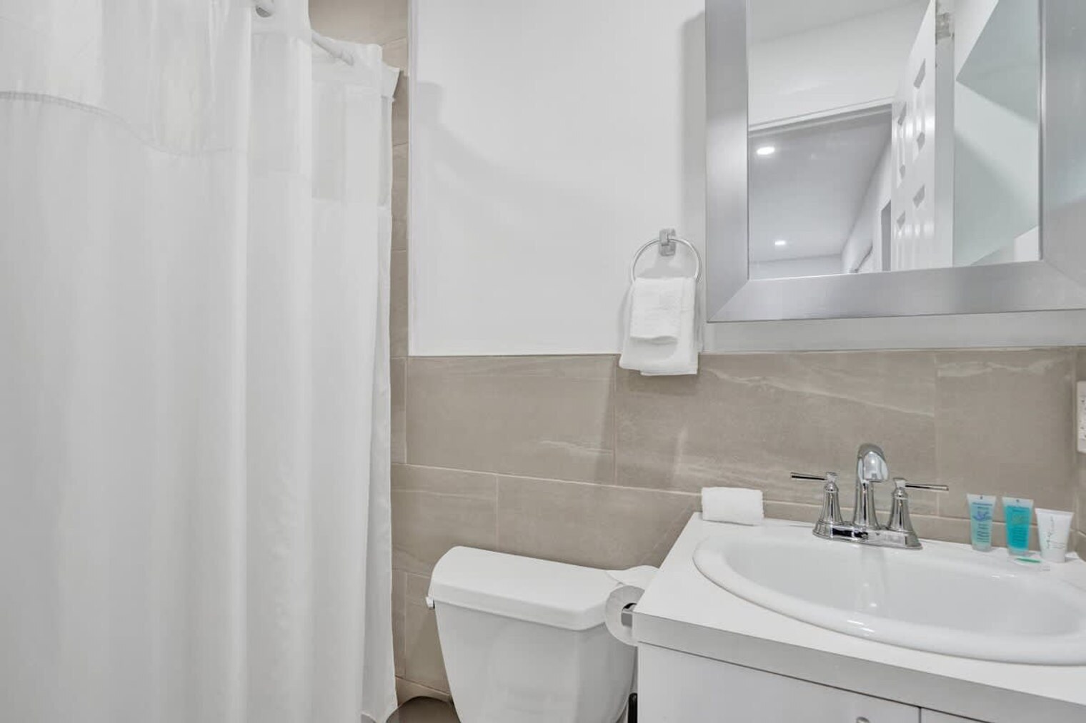 Building Photo - 906 N Riverside Dr