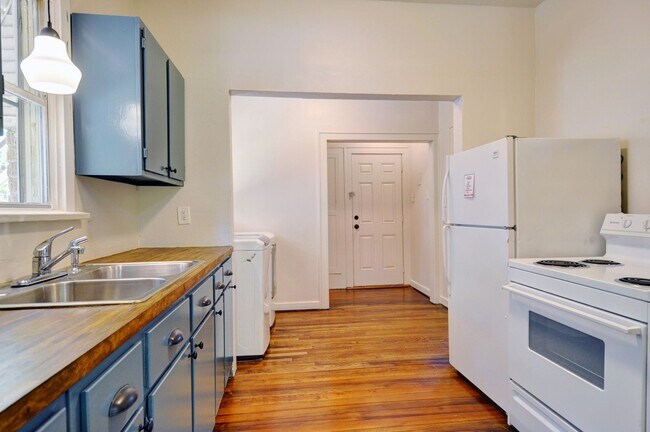 Building Photo - Near Southside Downstairs Duplex
