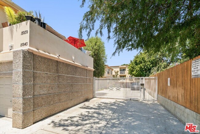 Building Photo - 15939 Victory Blvd