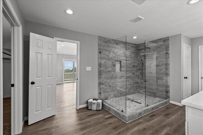 Building Photo - 401 Paradise Dr