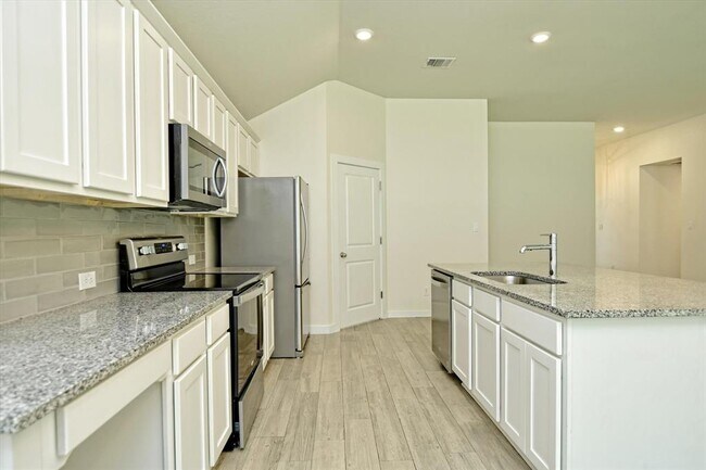 Building Photo - 10620 W Lakeview Dr
