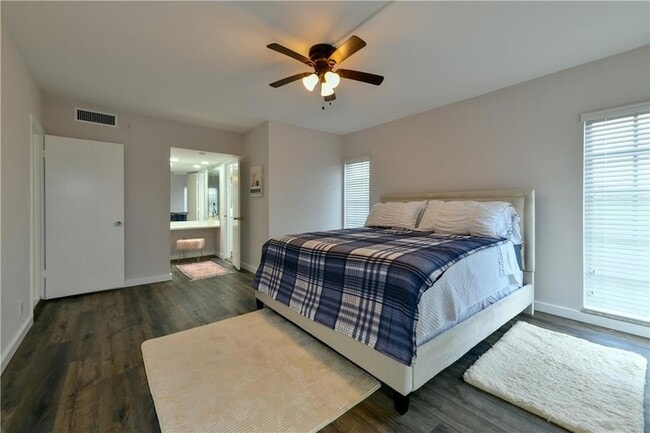 Building Photo - 2751 N Palm Aire Dr