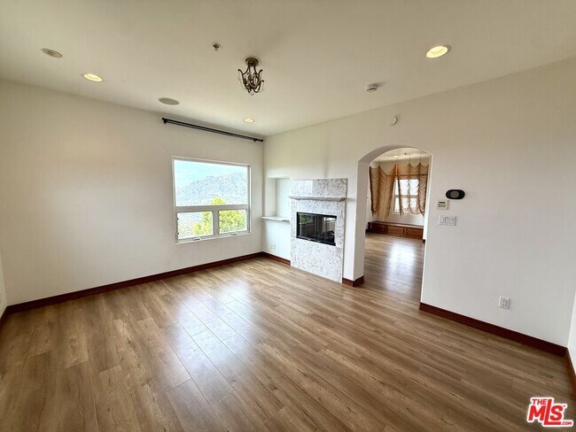 Building Photo - 10827 Pacific View Dr