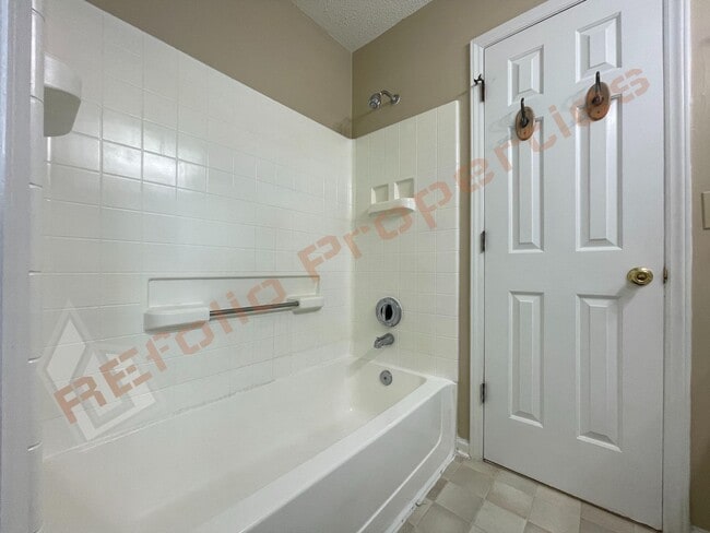 Building Photo - Cozy 3 Bedroom 2.5 Bath End unit Townhome ...