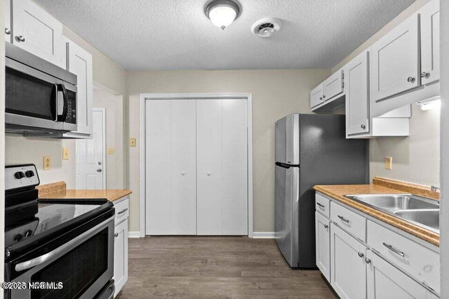 Building Photo - Beautiful 3 Bedroom Home-210 Country Rd. $...