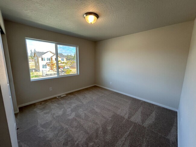 Building Photo - 294 E Viceroy Ave