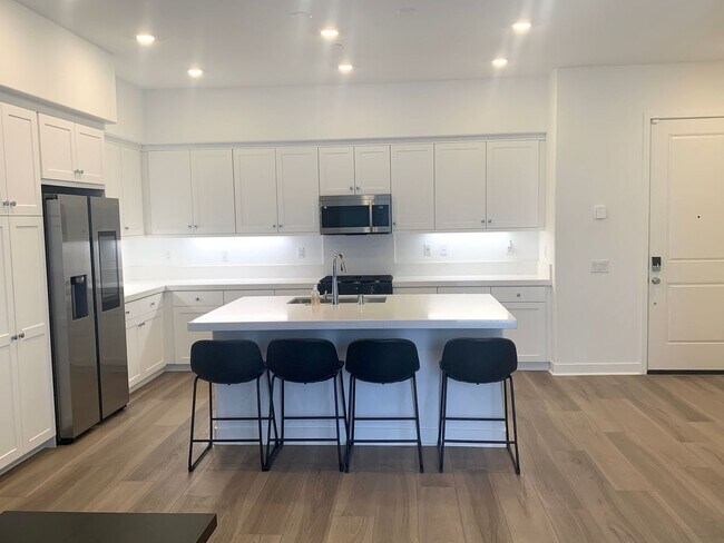 Building Photo - State of the Art-Trendy 1+1 Luxury Condo i...