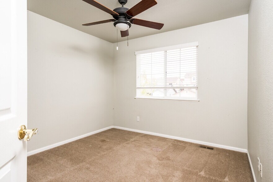 Building Photo - Spacious 3BR Home with Loft & Deck – 15 Mi...