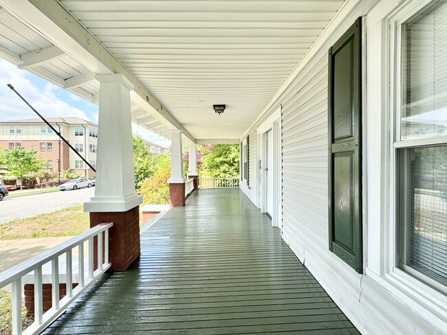 Building Photo - Spacious 3 Bedroom Duplex Convenient to Do...