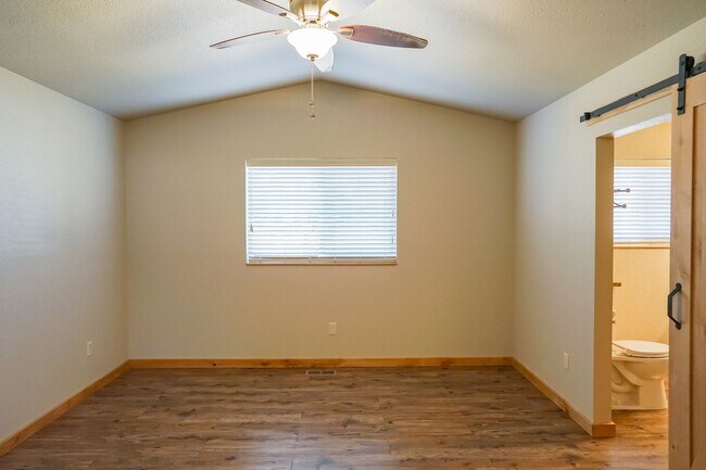 Building Photo - Three Bedroom Home in Hayden