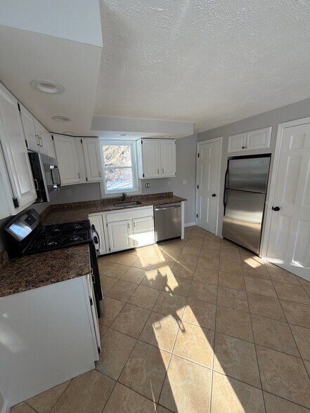 Building Photo - 610 Ives Row