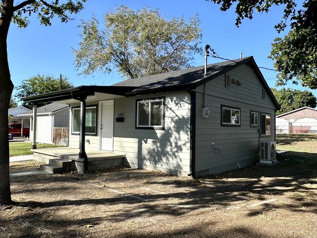 Building Photo - Charming Newly Renovated Richland Home – A...