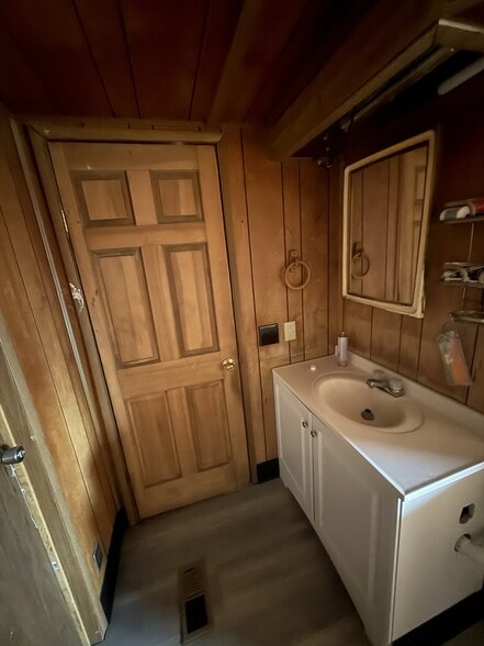 Building Photo - 10 9th Ave