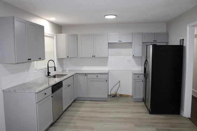 Building Photo - Spacious and beautiful 5 bedrooms and 2 full baths home located on E 47th St in Kansas City, MO