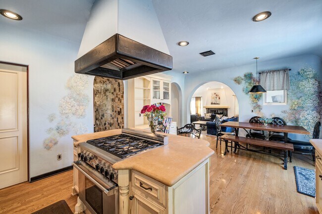 Building Photo - 1809 Palos Verdes Dr W