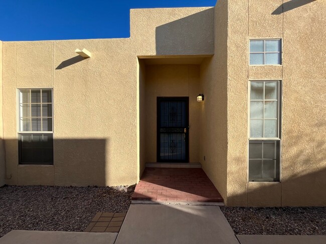 Building Photo - Nice 3 Bedroom 2 Bathroom Home Located In ...