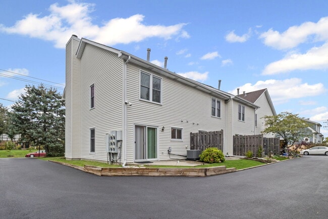 Building Photo - 1725 Pickwick Ln