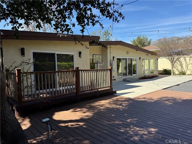 Building Photo - 940 Crestview Dr