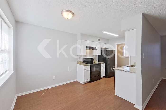 Building Photo - 834 Courtenay Pl