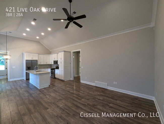 Building Photo - 421 Live Oak Dr