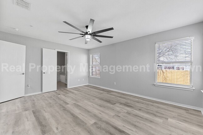 Building Photo - 2205 Bolivar Dr