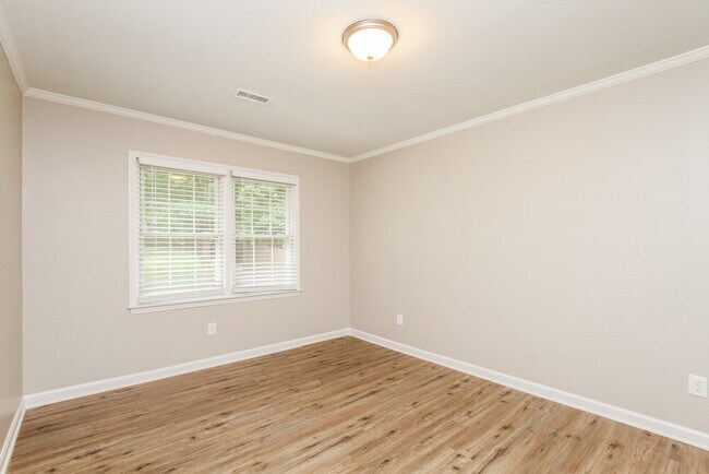 Building Photo - 105 Interlaken Pl