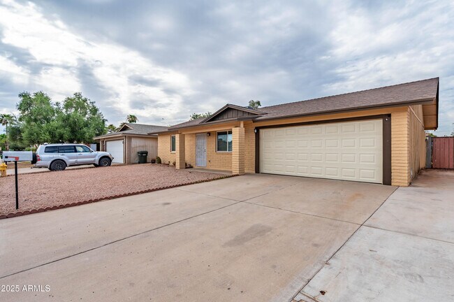 Building Photo - 2946 W Villa Maria Dr