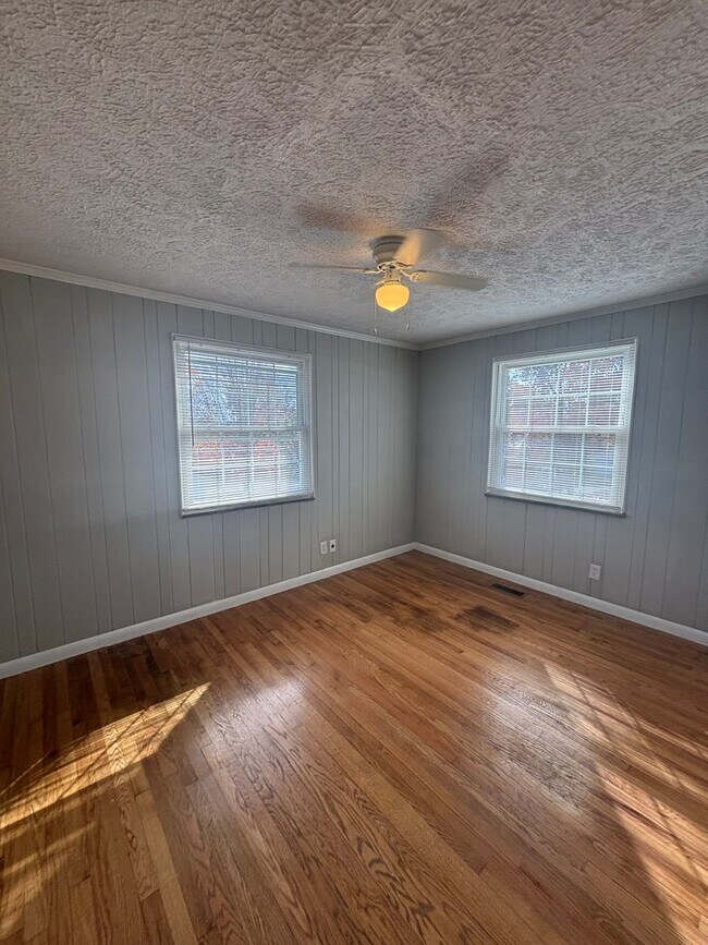 Building Photo - Updated 3bd/2bth home with Remodeled Master Suite & Prime Location!