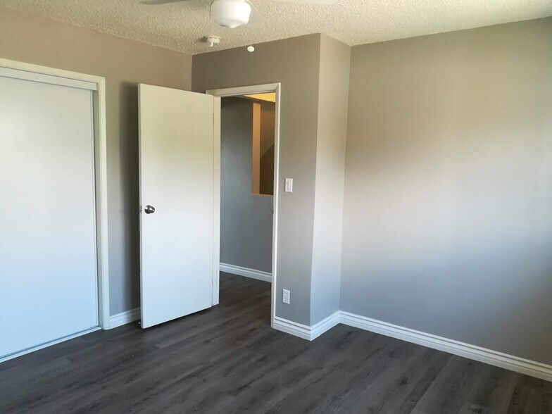 Building Photo - 7549 N Hollywood Way