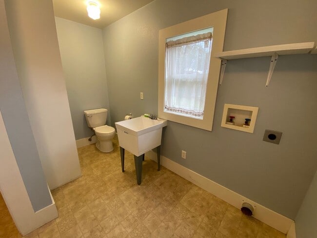 Building Photo - Historic 2+ Bedroom 1.5 Bath House in Oakland