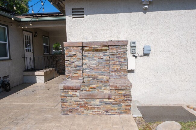 Building Photo - 3BR/2BA home with bonus room & additional ...