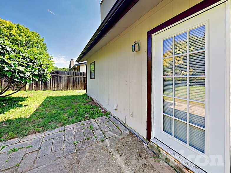 Building Photo - 827 Thornedike Dr