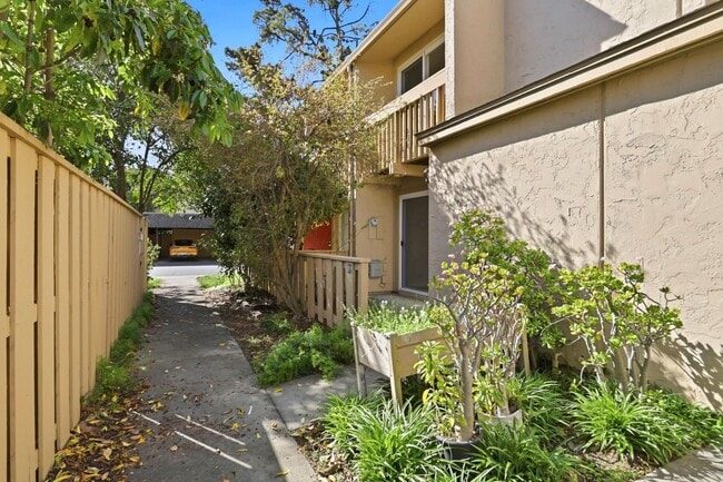 Building Photo - Sunset Park Townhouse Available for Rent!