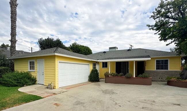Primary Photo - 4 Bdrm/2 Bath Home w/Garage and Yard in Fu...