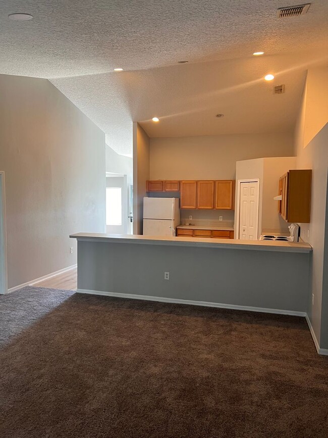 Building Photo - Charming 3 bedroom 2 bath. new floors and ...