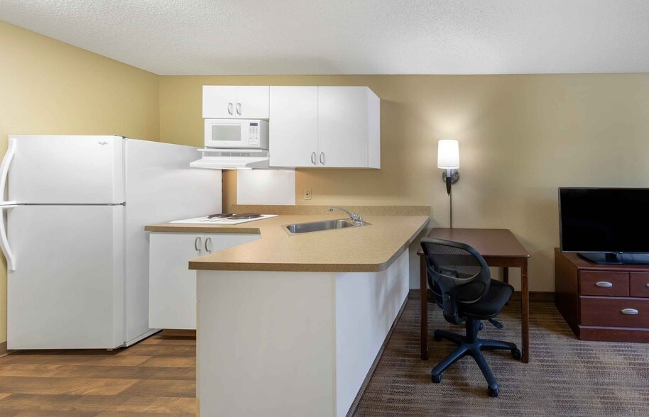 Building Photo - Furnished Studio-Los Angeles - Burbank Airport