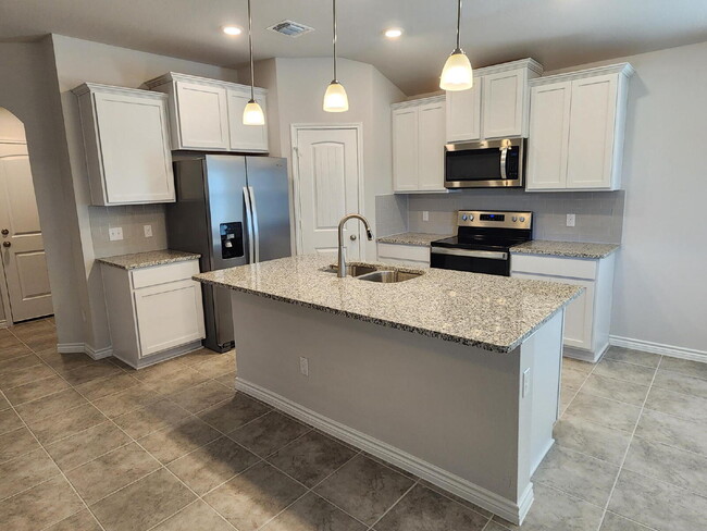 Building Photo - "Bright and Beautiful 3-Bedroom 2-Bath Hom...