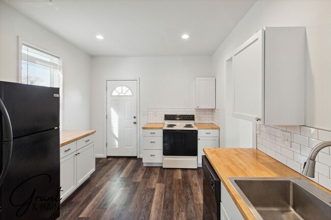 Building Photo - $1,450 - 3 Bed / 1 Bath Newly Renovated Ho...