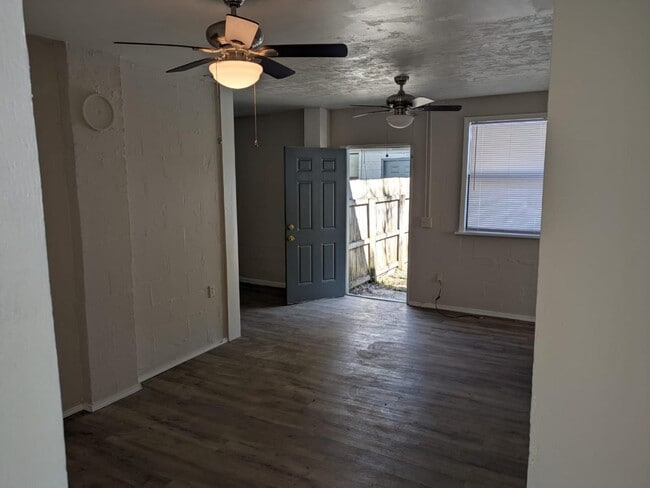 Building Photo - 637 NE Waldo Rd